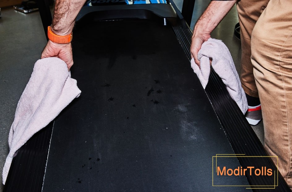 تمیز کردن سطح نوار نقاله تردمیل