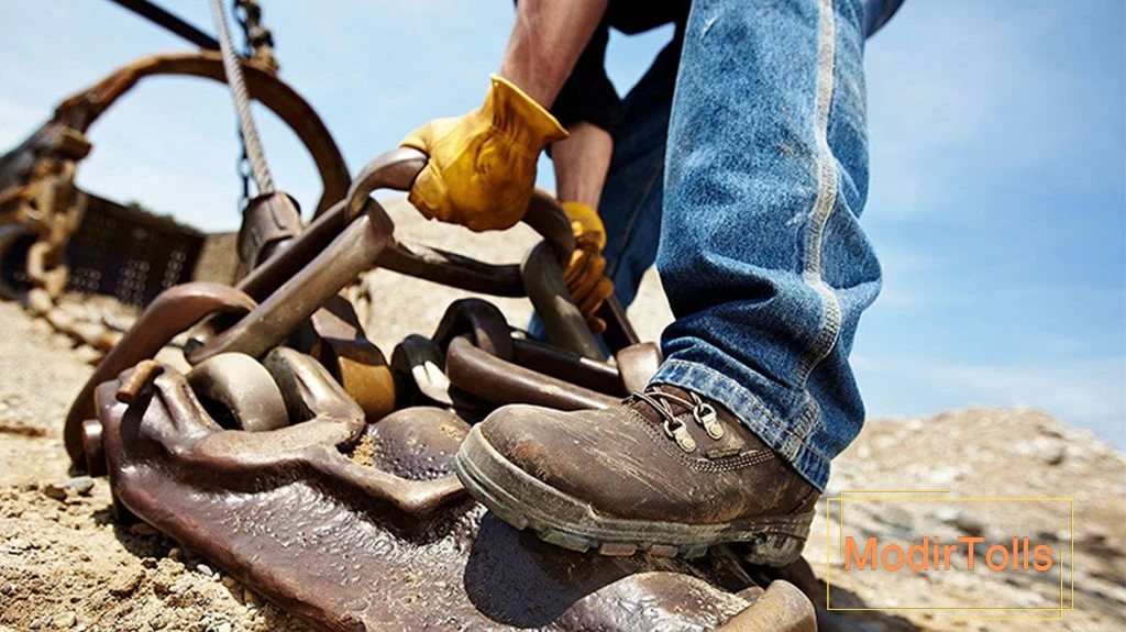 کفش ایمنی چیست و چه کاربردهایی دارد؟ | بررسی ویژگی‌های انواع کفش ایمنی