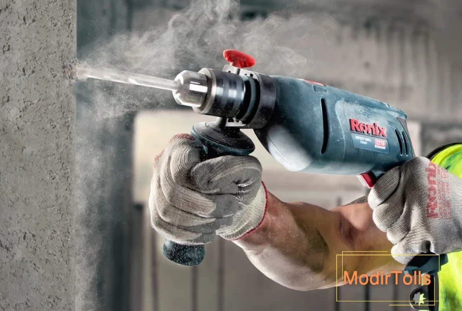 نمایش قدرت دریل برقی در حال سوراخ کردن دیوار بتنی