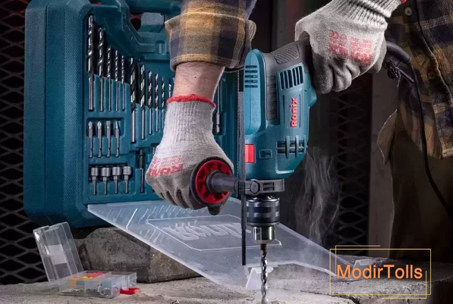 فردی درحال استفاده و سوراخ کردن زمین باکیت دریل