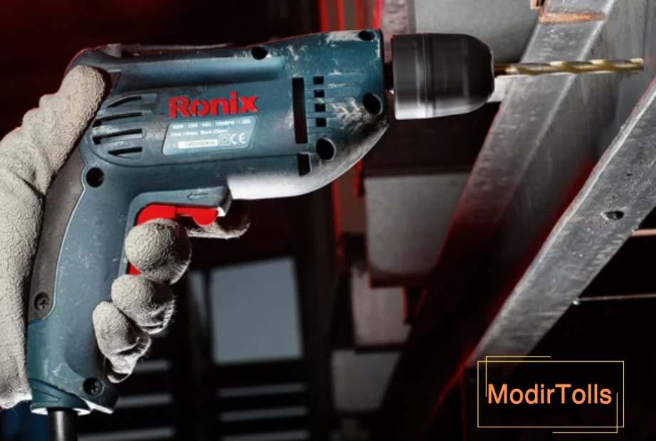 دریل برقی در حال سوراخ کردن تیرآهن