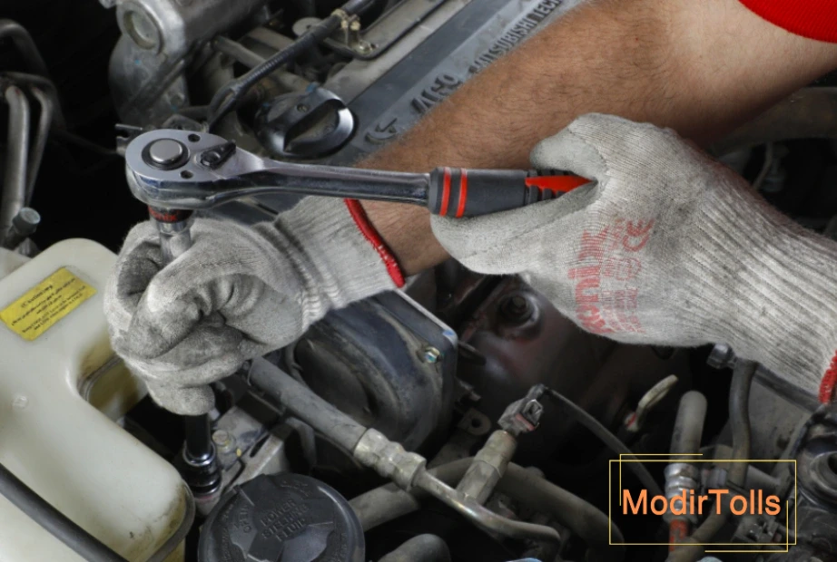 تعمیر ماشین با آچار جغجغه و دستکش ایمنی رونیکس