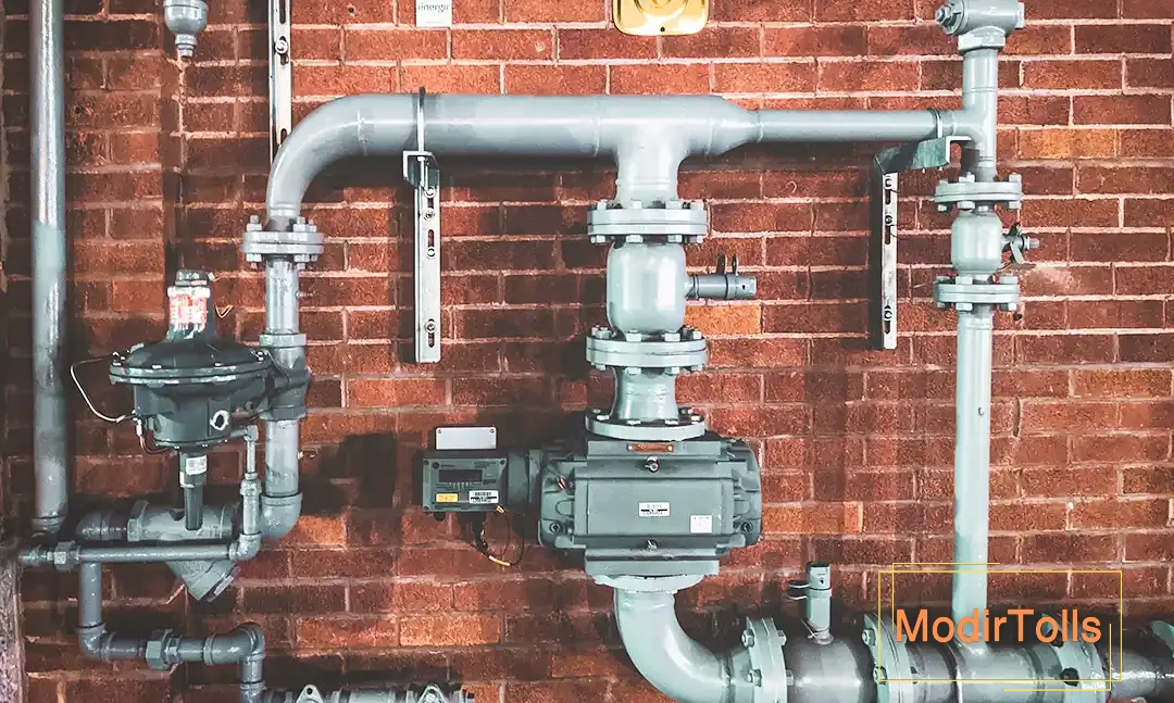 عکس از فضای موتورخانه و لوله کشی تاسیسات