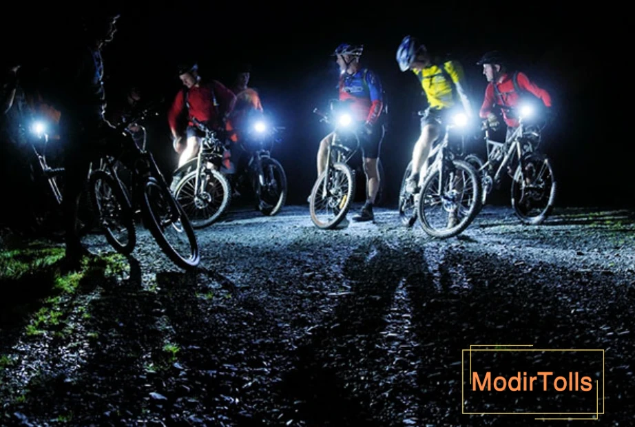 دوچرخه سواری در شب با روشنایی چراغ قوه دوچرخه