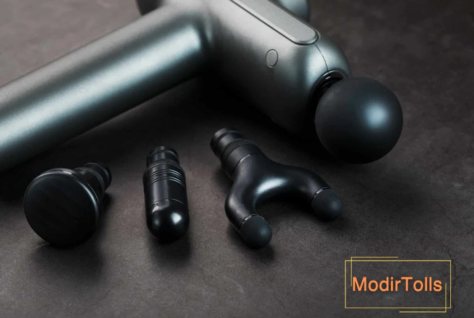 ماساژور تفنگی با سری های مختلف روی میز