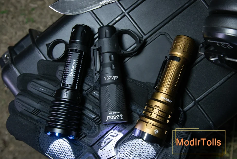 چراغ قوه های دستی با ظاهر مختلف روی کیف و دستکش کار