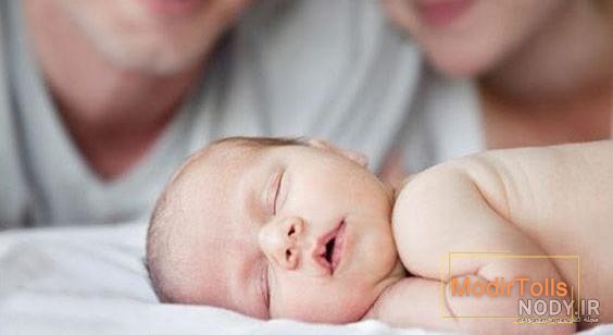 ژست عکس نوزاد با پدر و مادر عاشقانه و خلاق | ایده عکاسی نوزاد با پدر