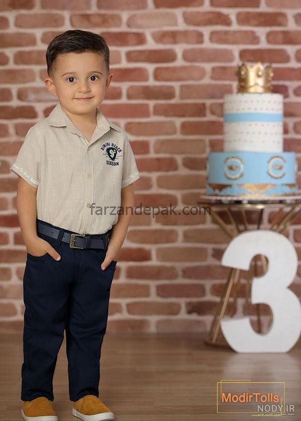 ژست عکس کودک پسر در آتلیه