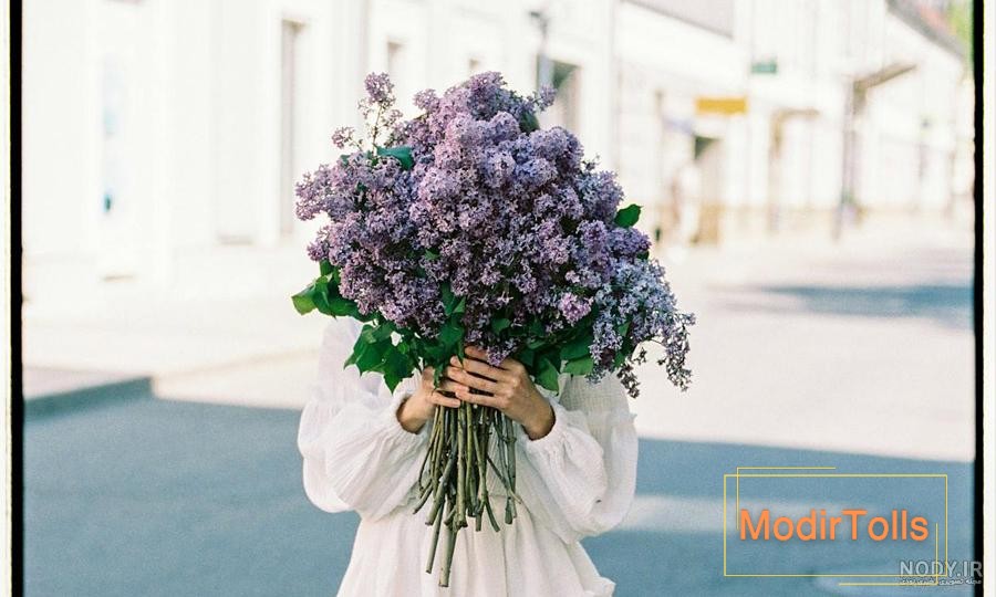 ۴۰ ژست عکس با گل با فیگورهای جذاب و خاص