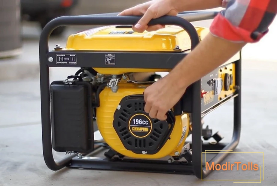 فردی در حال تنظیم موتور برق بنزینی