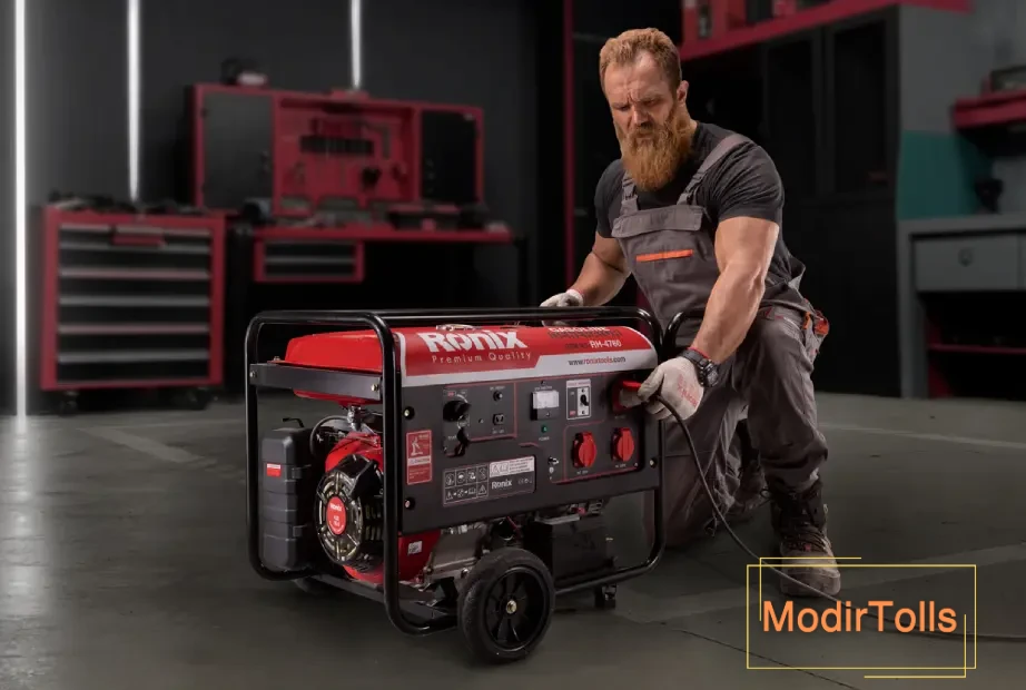 فردی درحال وصل وسایل برقی به موتور برق بنزینی برای استفاده