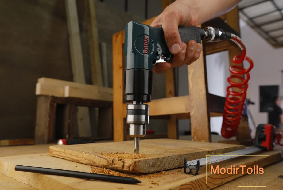 فردی درحال ساخت مبل با استفاده از دریل پنوماتیکی