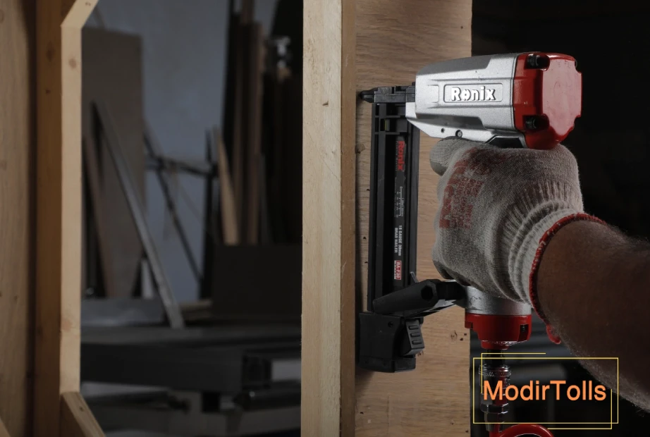 فردی در حال ساخت مبل با استفاده از میخکوب پنوماتیکی