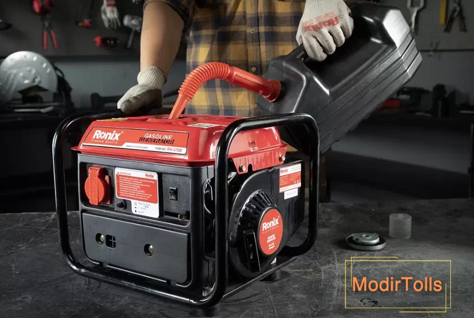 فردی درحال ریختن روغن در موتور برق بنزینی