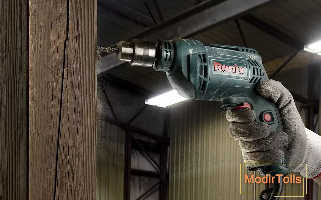 فردی با دستکش ایمنی در حال سوراخ کردن ستون چوبی با دریل برقی