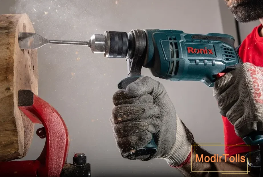 فردی در حال کار با دریل برقی روی چوب