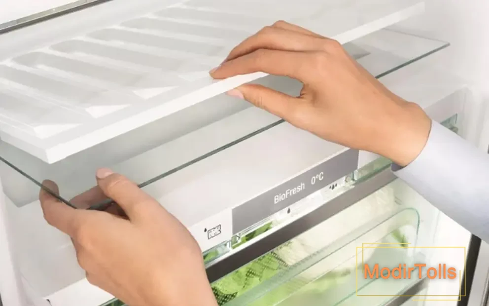 جدا کردن قسمت های جدا شدنی داخل یخچال