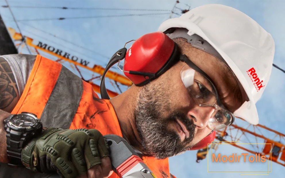 نمایی از فردی که کلاه ایمنی و گوش گیر و عینک محافظ دارد که همشان جزئی از لیست لوازم ایمنی ساختمان