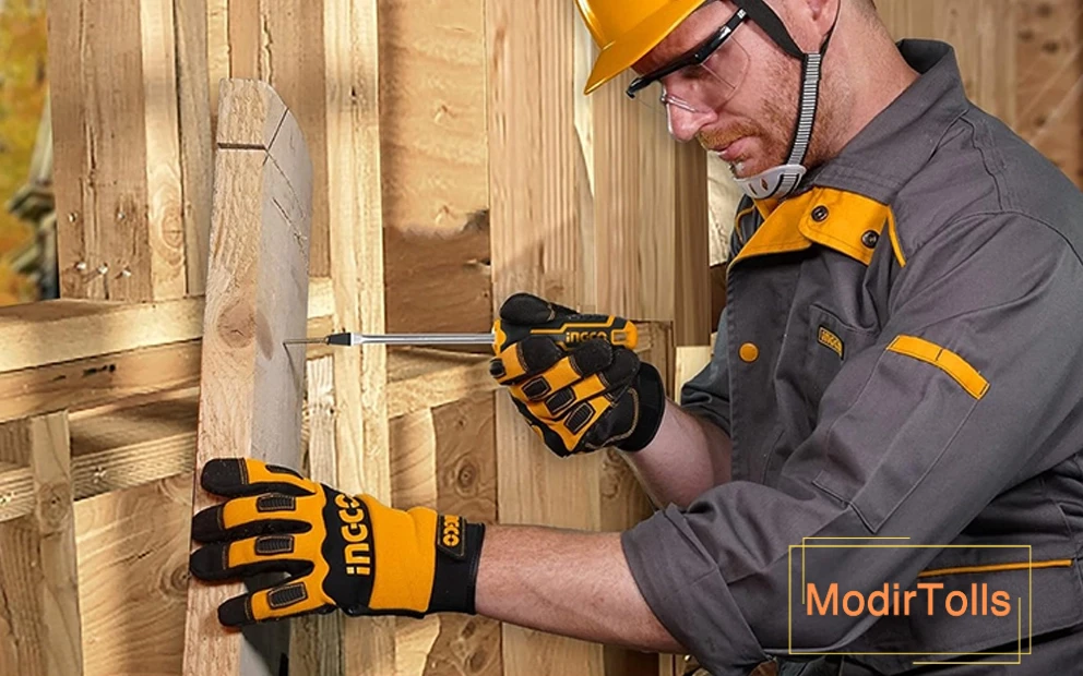 پیچ‌گوشتی اینکو در دستان یک نجار درحال پیچ کردن میخ به تخته چوب