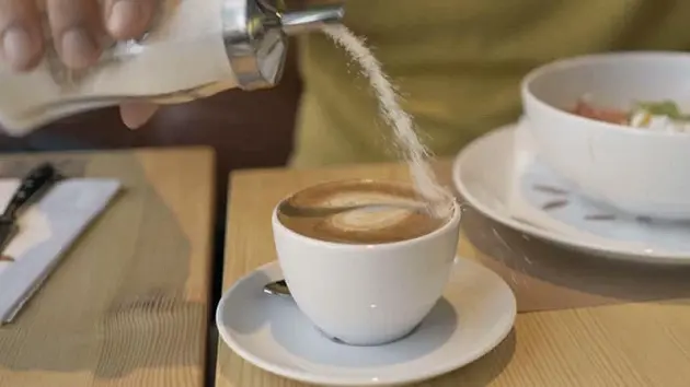 هشدار جدی درباره مصرف تخم‌مرغ با چای و قهوه؛ ترکیبی که نباید دست‌کم بگیرید / چرا خوردن تخم‌مرغ با چای و قهوه خطرناک است؟ / توصیه مهم متخصصان تغذیه