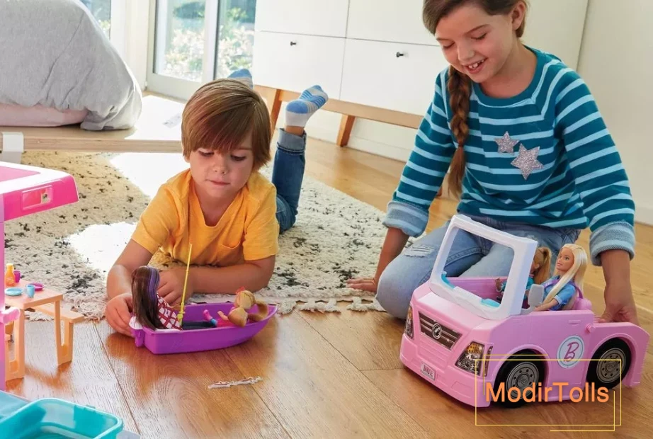 دو کودک در حال بازی با اسباب بازی روی فرش