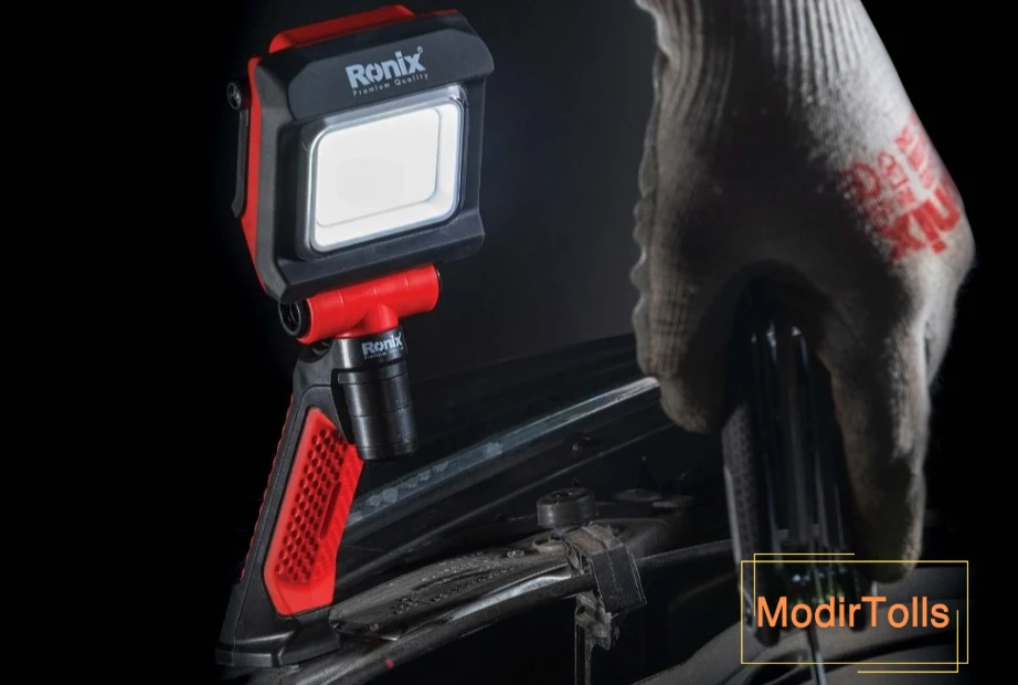 استفاده از چراغ های LED قابل حمل هنگام تعمیر ماشین